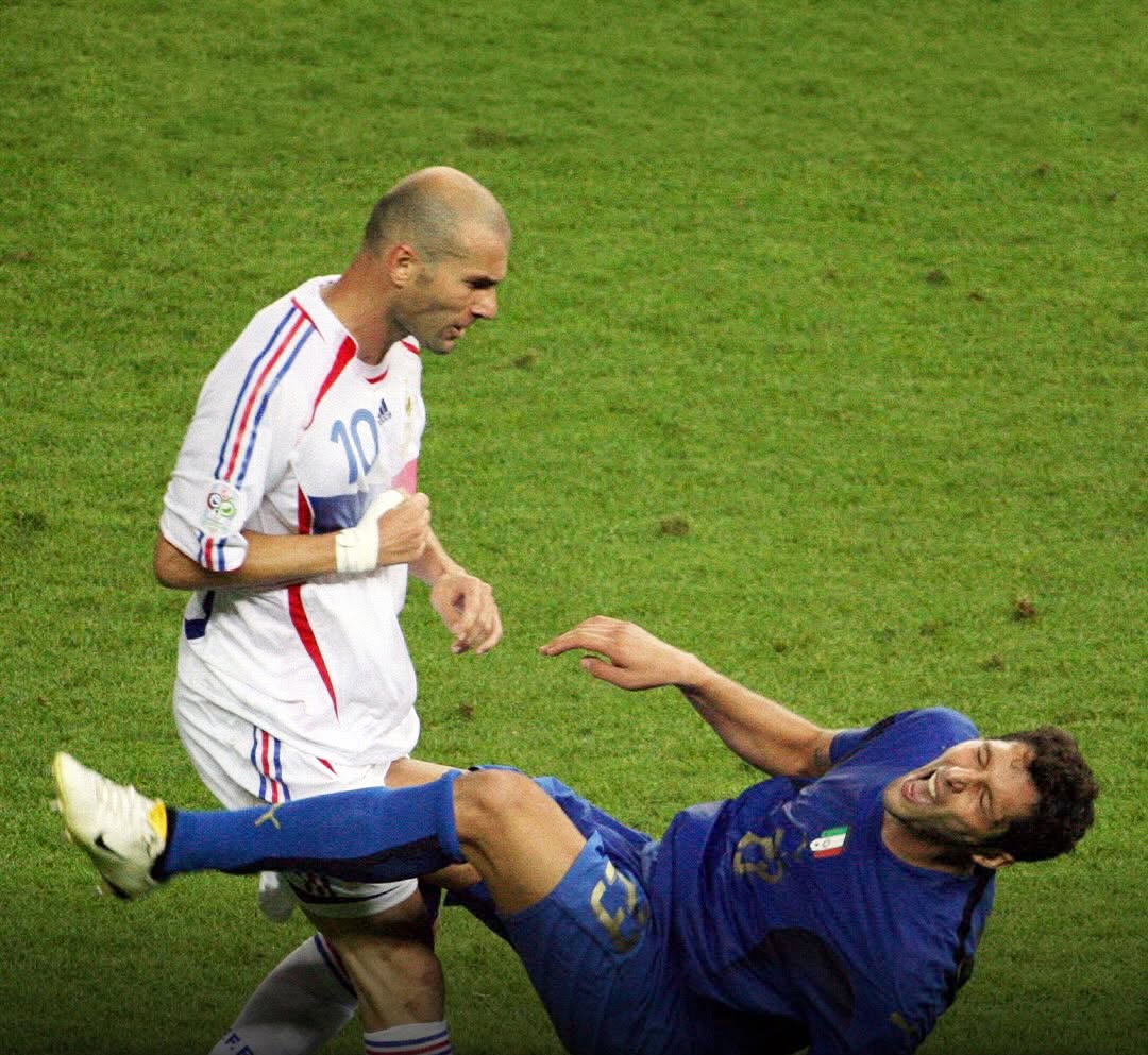 Mund të jetë një imazh i futboll, futboll dhe teksti