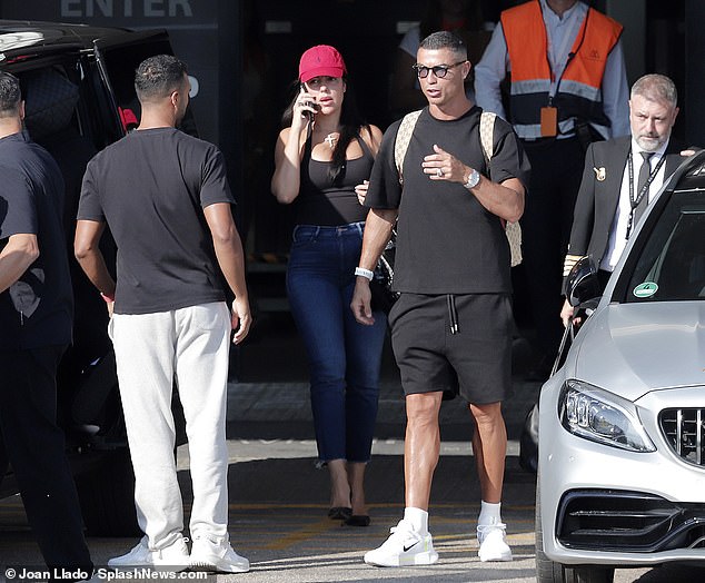 Georgina Rodriguez dhe Cristiano Ronaldo kanë treguar unazat e tyre të mëdha me diamant, mes thashethemeve se çifti do të martohet këtë fundjavë.