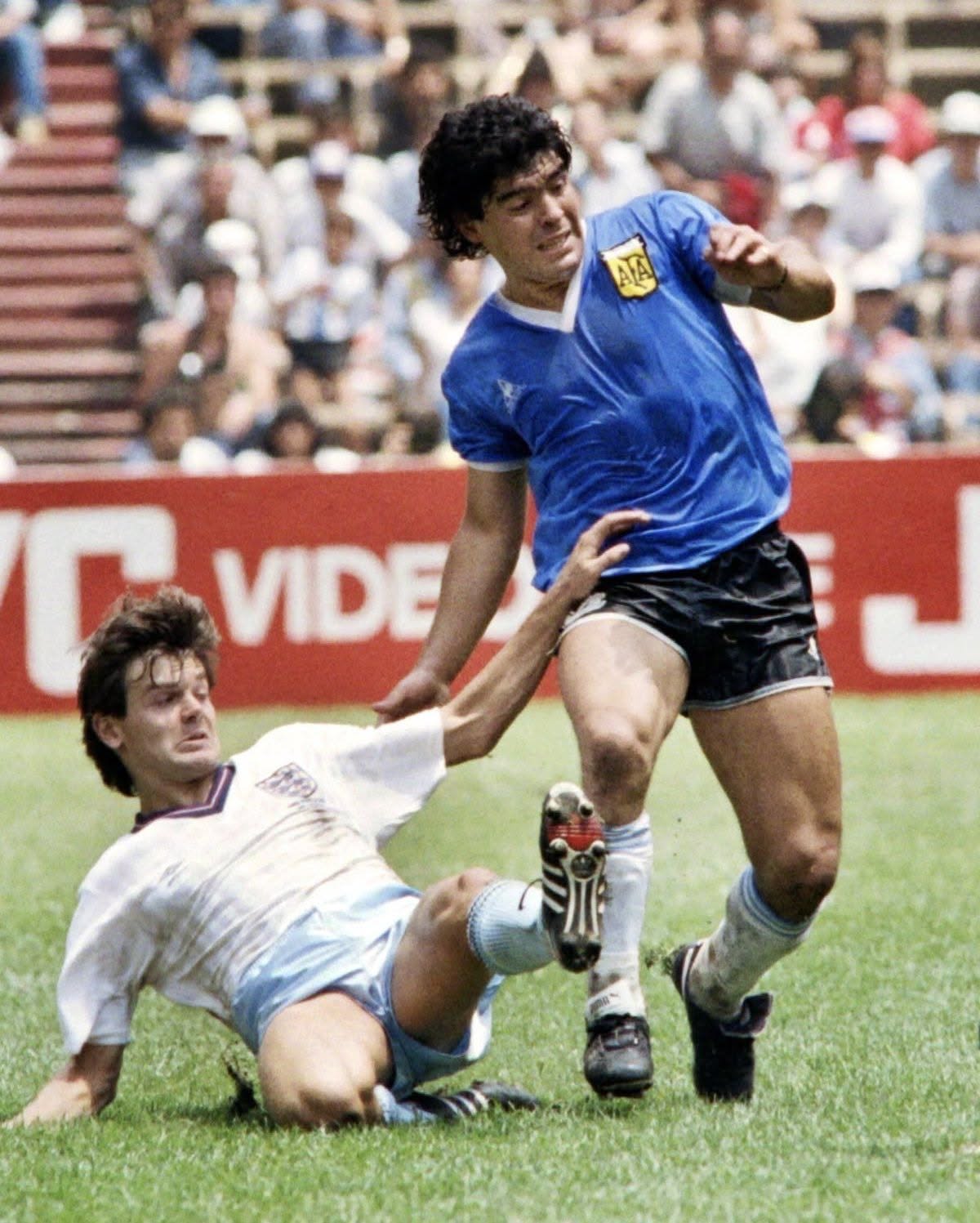Mund të jetë një imazh i futboll, futboll dhe teksti