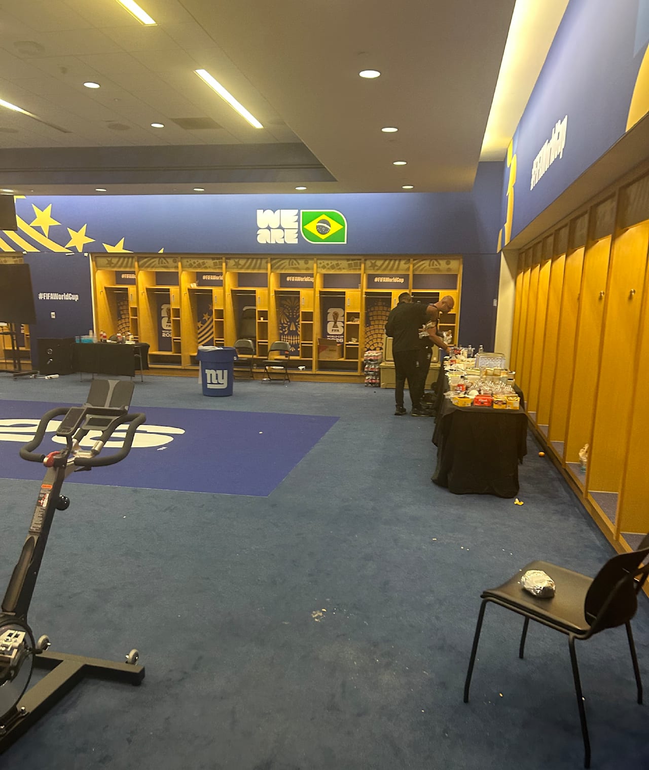 BILD in der Brasilien-Kabine des WM-Stadions in New Jersey nach dem Achtelfinal-Aus gegen Norwegen. Rechts steht ein großes Buffet für die Spieler, links ein Spinning-Bike