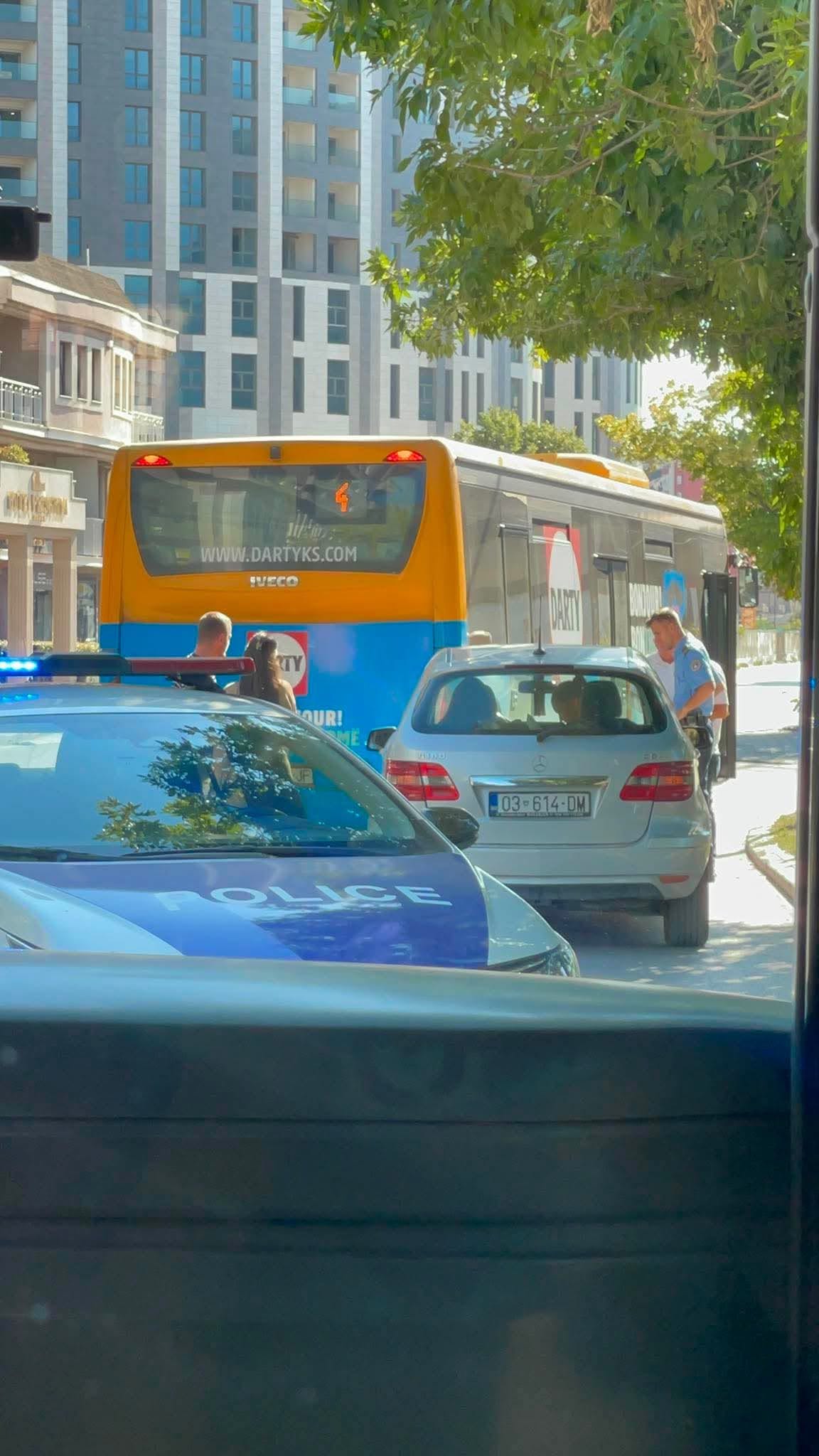 Mund të jetë një imazh i pasqyrë e pasme, rimorkiator, teleferik, rrugë dhe teksti