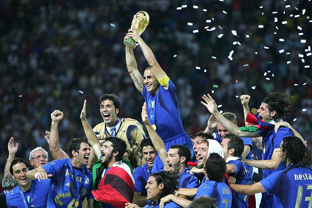 © Getty Images  | 9 luglio 2006: Fabio Cannavaro alza al cielo la Coppa del Mondo dopo la vittoria contro la Francia a Berlino