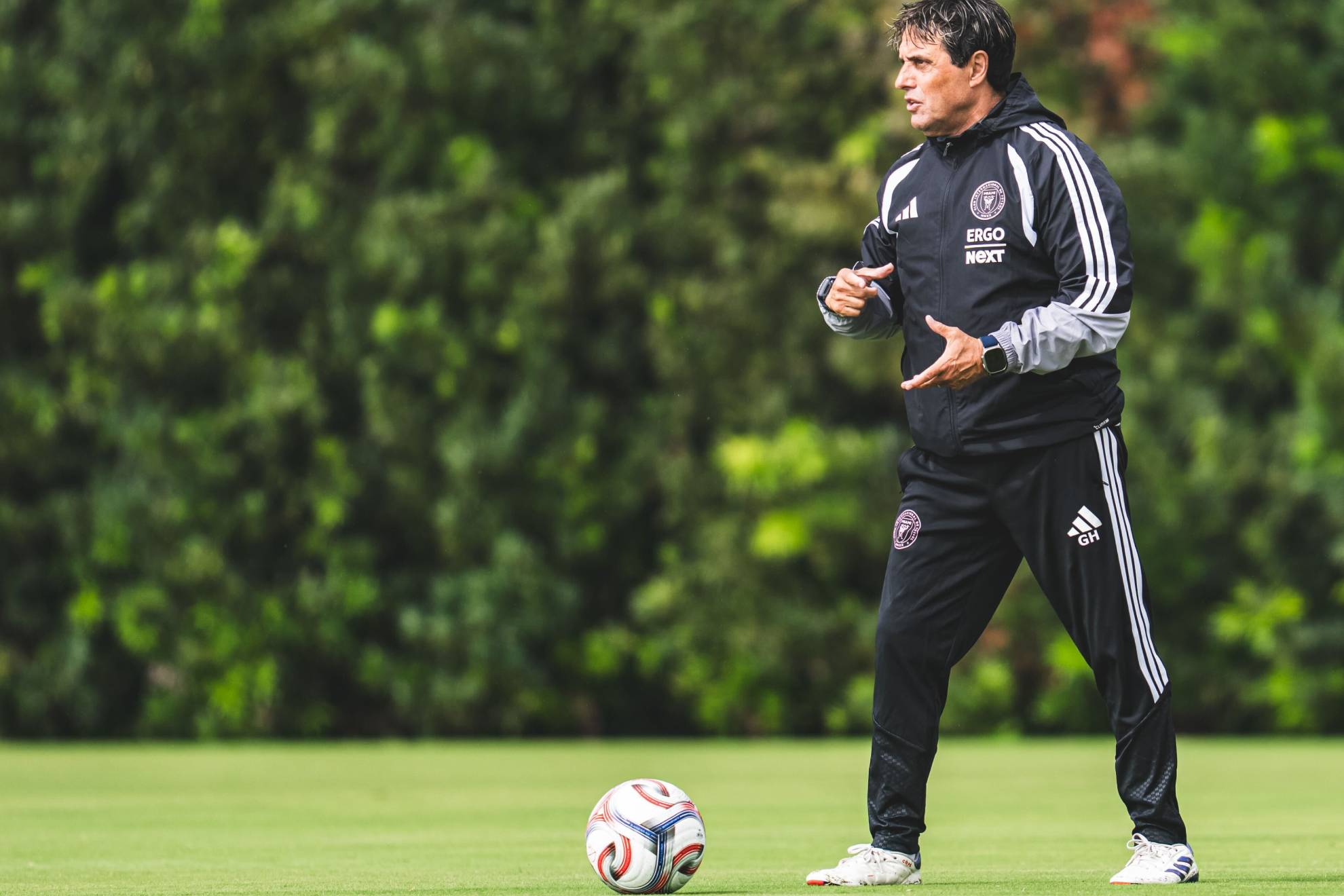 Guillermo Hoyos, dirigiendo un entrenamiento de Inter Miami