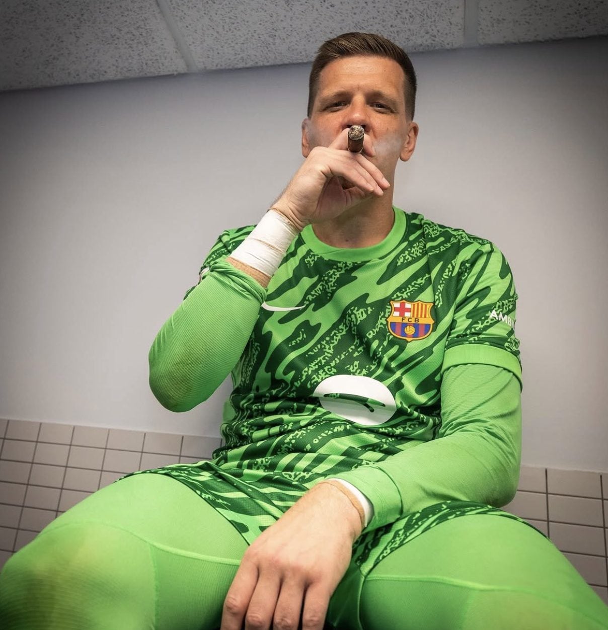 Szczesny con un sigaro dopo uno dei trofei con il Barcellona.