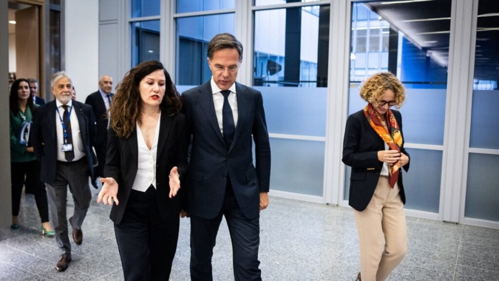 Ish-drejtoresha e Shërbimit Informativ të Shtetit (SHISH) në Shqipëri, Vlora Hyseni, takohet me shefin e NATO-s, Mark Rutte, në Bruksel, më 23 shtator 2025.