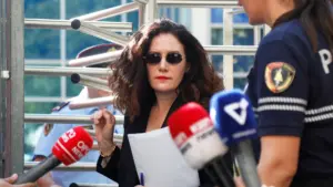 Vlora Hyseni duke dalë nga gjykata në Shqipëri.