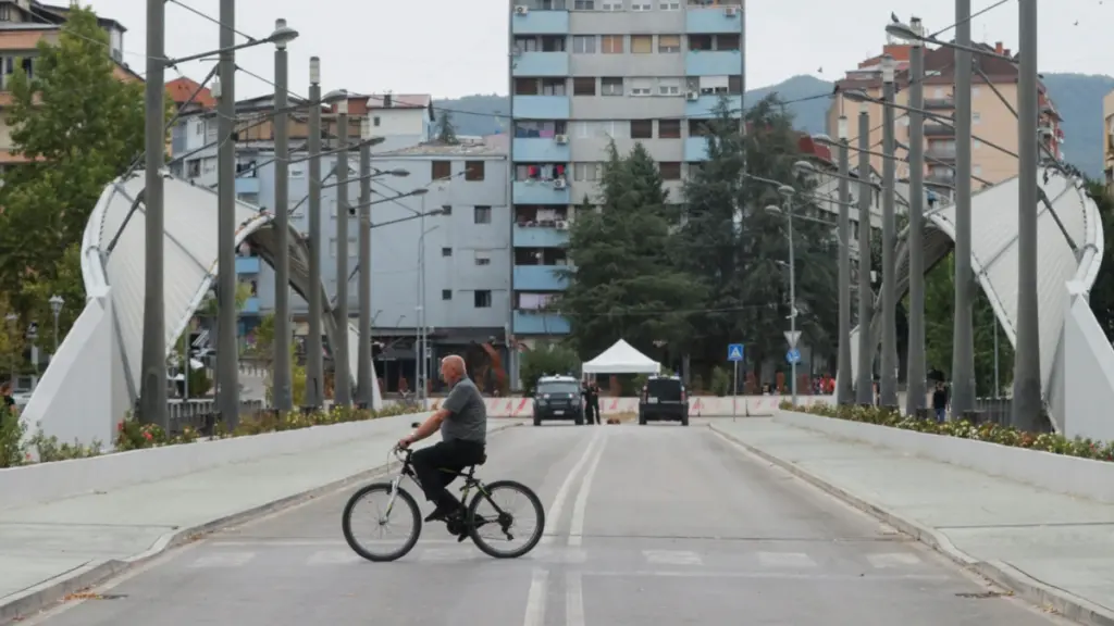Një person duke kaluar me biçikletë në urën mbi lumin Ibër në Mitrovicë. Fotografi ilustruese nga arkivi.