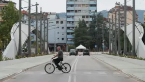 Një person duke kaluar me biçikletë në urën mbi lumin Ibër në Mitrovicë. Fotografi ilustruese nga arkivi.