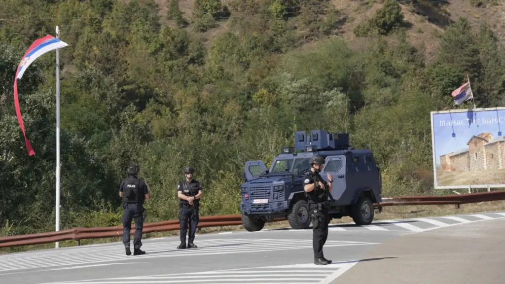 Pjesëtarë të Policisë së Kosovës duke patrulluar pranë Manastirit të Banjskës, dy ditë pas sulmit më 2023.