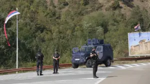 Pjesëtarë të Policisë së Kosovës duke patrulluar pranë Manastirit të Banjskës, dy ditë pas sulmit më 2023.