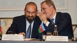 Ministri i Jashtëm i Azerbajxhanit, Jeyhun Bayramov, i pëshpërit diçka në vesh homologut të tij armen, Ararat Mirzoyan, gjatë një takimi për projektin TRIPP, në Nju Jork, më 23 shtator.