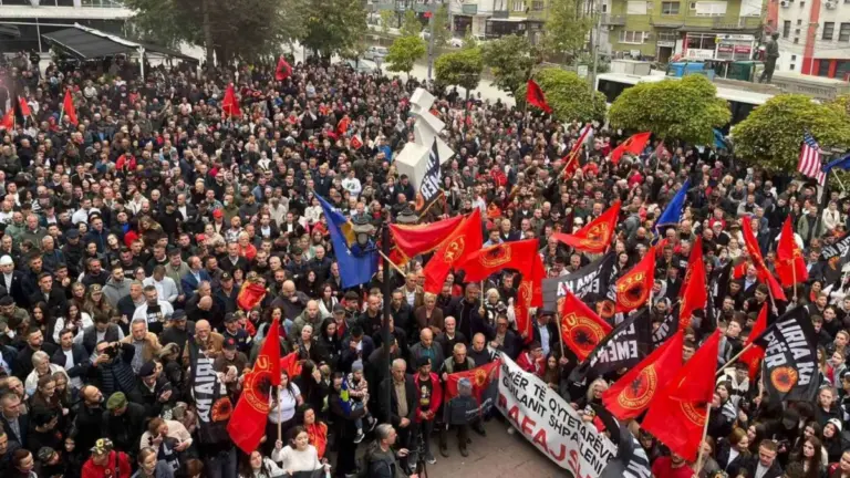 Qytetarë mblidhen në qendër të Gjilanit për të protestuar ndaj vendimit të Gjykatës Speciale për ish-krerët e UÇK-së, 25 shtator 2026.