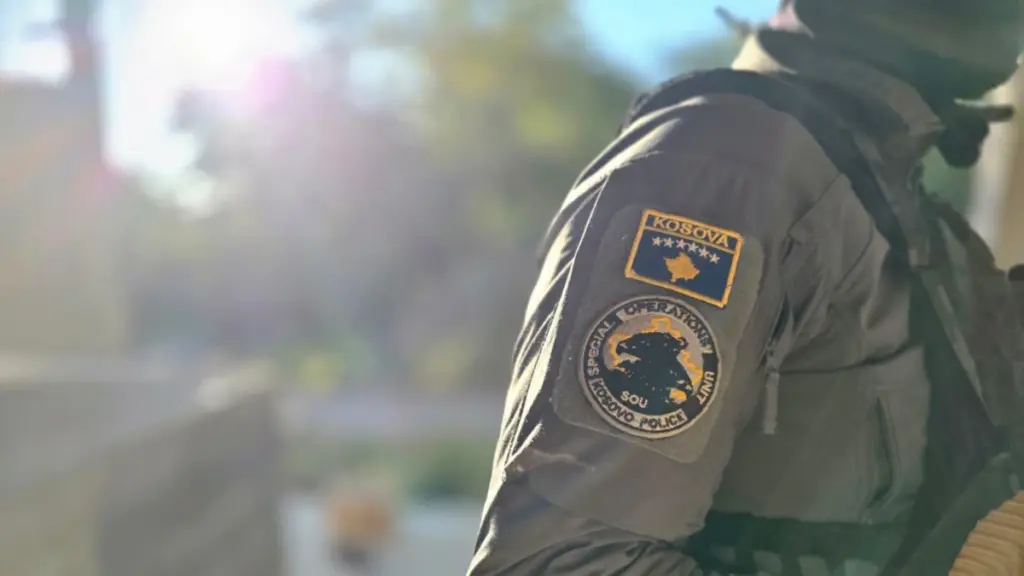 Një polic gjatë operacionit policor në Zubin Potok. Fotografi e publikuar nga Prokuroria Speciale.