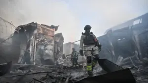 Zjarrfikësit në një treg të dëmtuar pas sulmeve me dronë të Rusisë në Zaporizhja të Ukrainës më 26 shtator 2026.