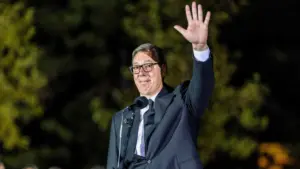 Aleksandar Vuçiq duke përshëndetur mbështetësit në Beograd, pak para se të dorëzonte formalisht dorëheqjen e tij, më 27 shtator 2026.