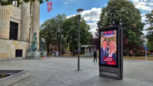 Një pllakat i Millorad Dodikut dhe Zhelka Cvijanoviqit para Pallatit të Republikës Sërpska në Banjallukë, 15 shtator 2026.