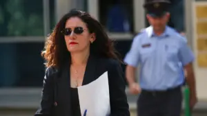 Vlora Hyseni, ish-drejtuese e shërbimit të inteligjencës së Shqipërisë, del nga gjykata pasi një gjykatës vendosi masën e arrestit shtëpiak ndaj saj, nën dyshimin për nxjerrje të të dhënave sekrete, më 24 shtator në Tiranë.