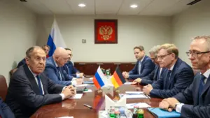Ministri i Jashtëm rus Sergei Lavrov (majtas), dhe homologu i tij gjerman, Johann Wadephul (i dyti nga e djathta), takohen në margjinat e Asamblesë së Përgjithshme të OKB-së në Nju Jork, më 26 shtator.