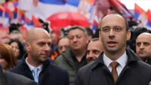 Igor Simiq (në anën e djathtë) dhe Sllavko Simiq (në prapavijë, në anën e majtë), deputetë të Listës Serbe.