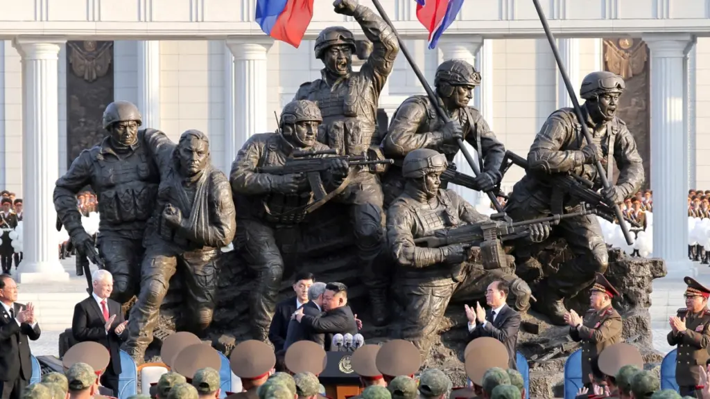 Udhëheqësi i Koresë së Veriut, Kim Jong Un, përshëndet zyrtarët rusë në fillim të këtij viti në një memorial në Phenian, në nderim të ushtarëve të Koresë së Veriut që luftuan në Rusi.