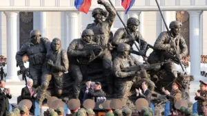 Udhëheqësi i Koresë së Veriut, Kim Jong Un, përshëndet zyrtarët rusë në fillim të këtij viti në një memorial në Phenian, në nderim të ushtarëve të Koresë së Veriut që luftuan në Rusi.