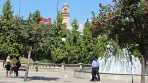 Dy policë duke ecur në qendër të Jagodinës, Serbi.