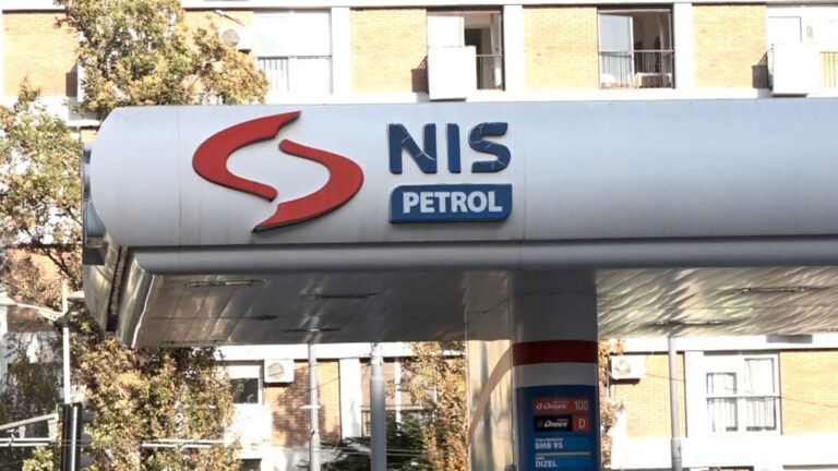Pikë karburanti e Industrisë së Naftës së Serbisë (NIS) në Beograd.